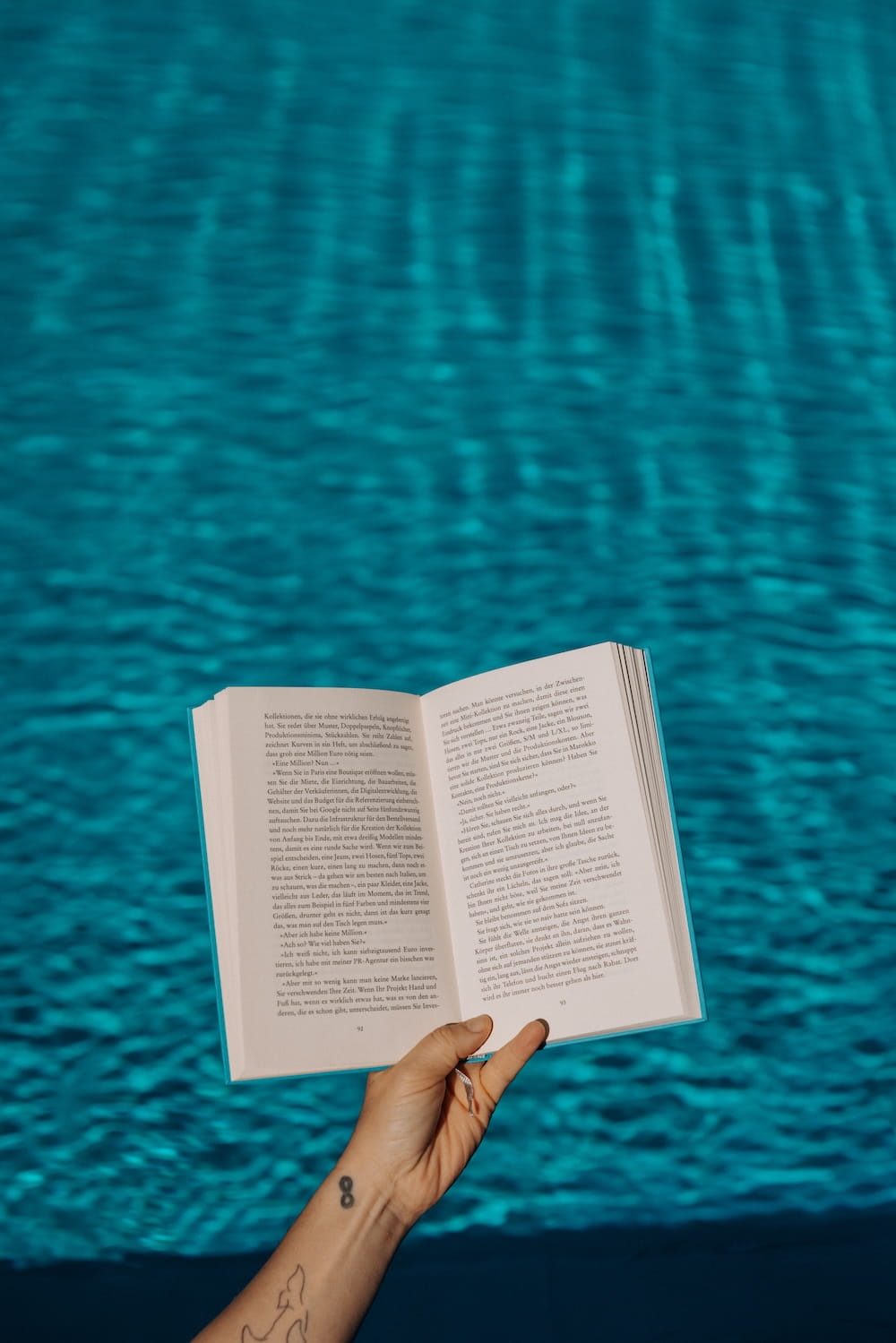 Buch über dem Wasser